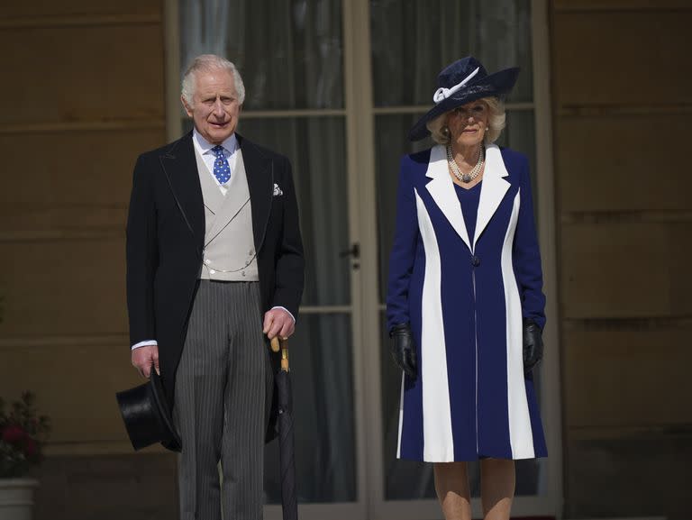 Carlos III y Camilla en el jardín del Palacio de Buckingham 