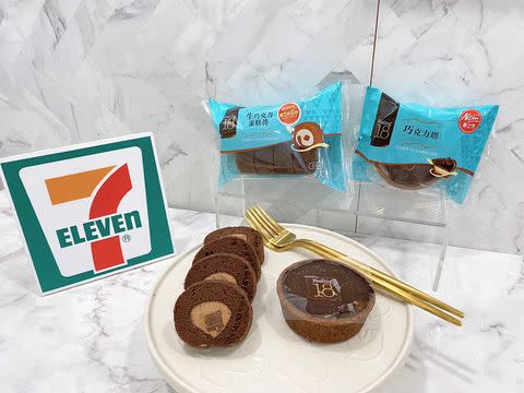 Feeling18 生巧克力蛋糕捲/巧克力塔  PHOTO CREDIT: 7-ELEVEN