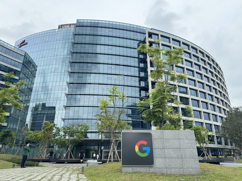 Google板橋新辦公大樓啟用 Google 25日宣布啟用位於新北市板橋的第2棟全新硬 體研發辦公大樓（圖），自從2021年第1棟硬體研發 辦公大樓落成起，台灣已經成為Google在美國總部以 外最大的硬體研發基地。 中央社記者吳家豪攝  113年4月25日 