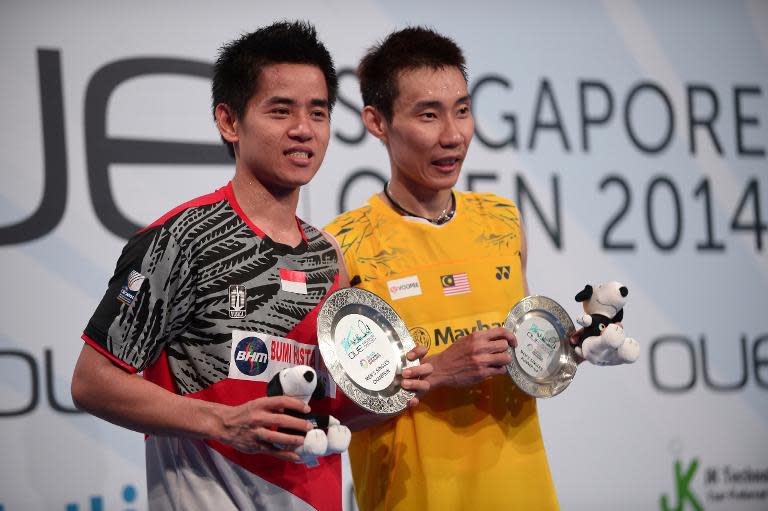 Winner Simon Santoso (L) of Indonesia and runner-up Lee Chong Wei of Malaysia pose for photographs during the OUE Singapore Open badminton tournament men's final on April 13, 2014