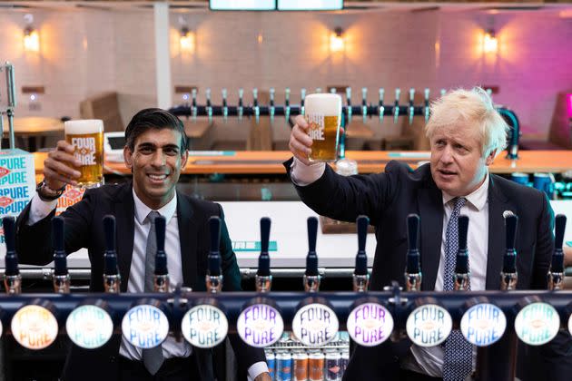 <strong>Boris Johnson and Rishi Sunak raise a pint as they visit Fourpure Brewery in Bermondsay, London, following the budget.</strong> (Photo: DAN KITWOOD via Getty Images)