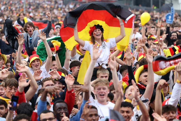 Des supporters allemands encouragent leur équipe dans la fan zone devant le Brandenburgertor avant le début de la retransmission du match entre l'Allemagne et la Hongrie à Berlin lors de l'Euro-2024, le 19 juin 2024 (Joerg CARSTENSEN)