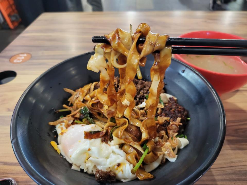 huiwei - spicy noodles closeup
