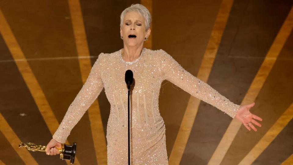 La actriz Jamie Lee Curtis se emocionó al recibir el primer Oscar de su carrera como mejor actriz de reparto por 