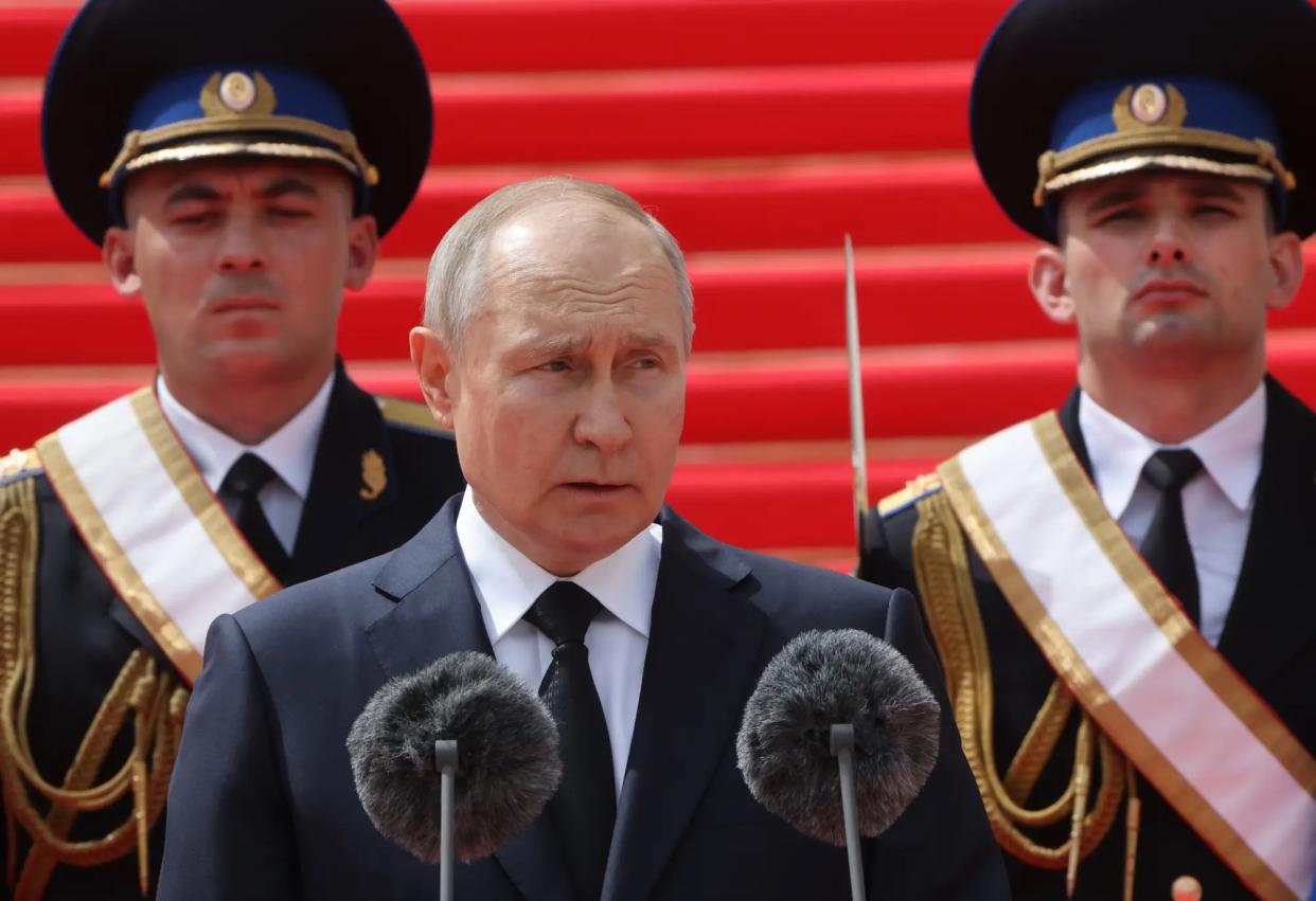 Der russische Präsident Wladimir Putin spricht am 27. Juni 2023 in Moskau, Russland, während seines Treffens mit Offizieren der russischen Armee und des Geheimdienstes, die am vorangegangenen Wochenende das Eindringen der PMC Wagner Group in die russische Hauptstadt verhindert haben. - Copyright: Getty Images