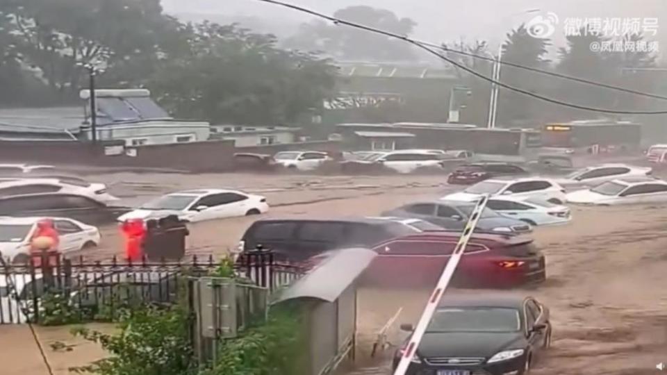 北京市門頭溝整排車泡在滾滾泥流中。（圖／翻攝自 微博@鳳凰網）