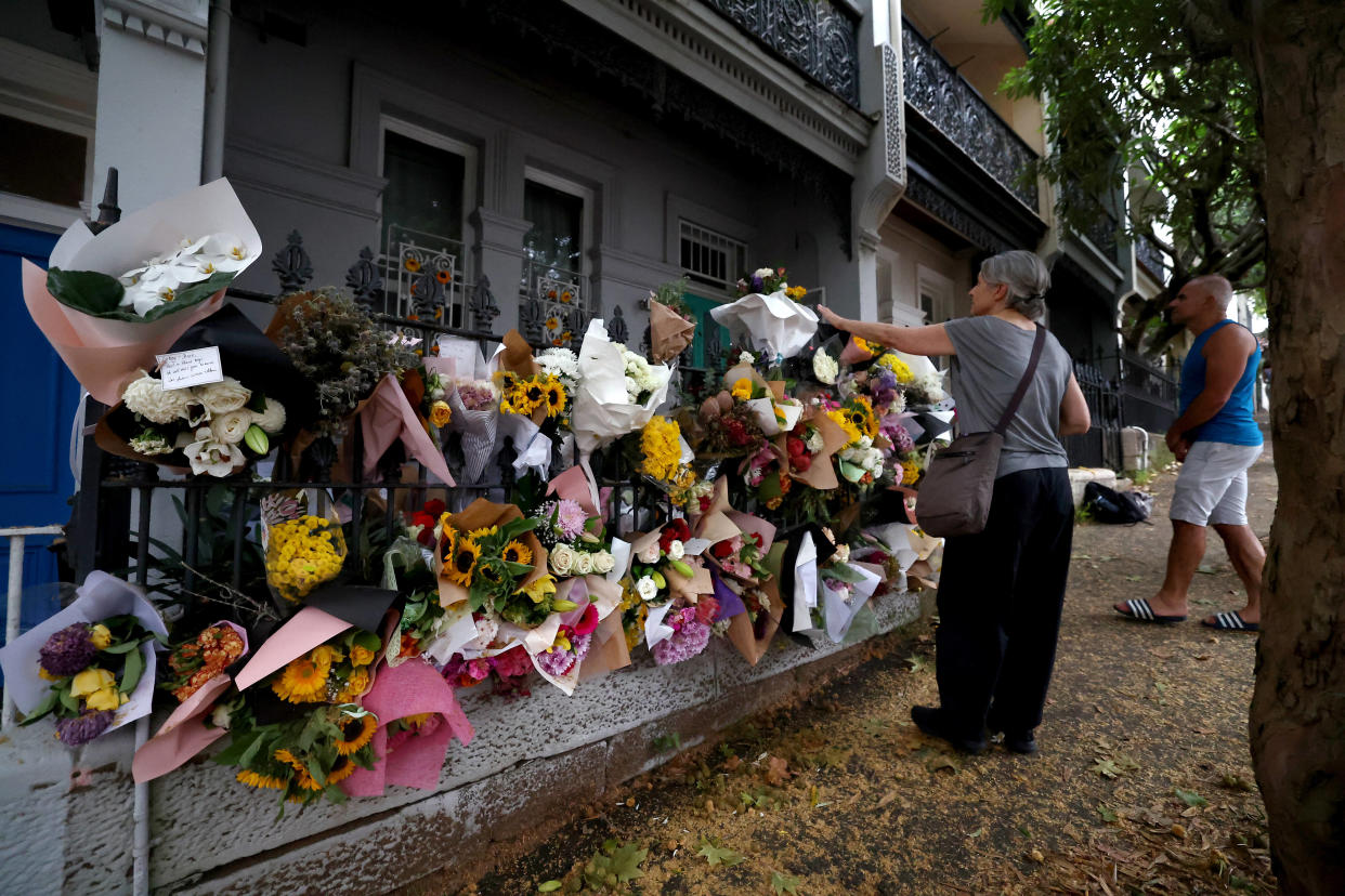 Des fleurs ont été déposés devant la résidence du journaliste, Jesse Baird à Sydney, le 27 février 2024.
