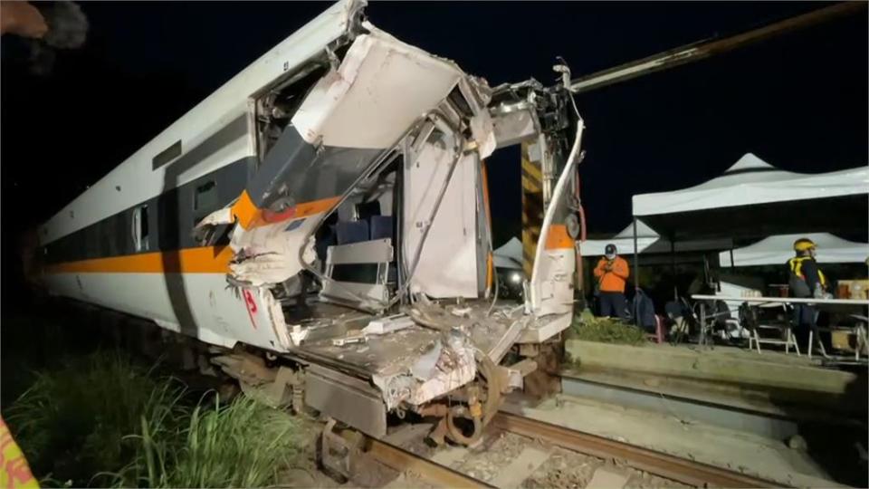 「捲揚機」協助作業 第4節車廂拉出隧道