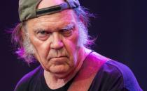 Skeptisch? Grimmig? Oder einfach schon immer sehr eigenwillig? Auch mit heute 75 Jahren spricht aus dem Blick von Neil Young auf jeden Fall immer noch die unangepasste Kraft des Rock'n'Roll. (Bild: Tristan Fewings/Getty Images)