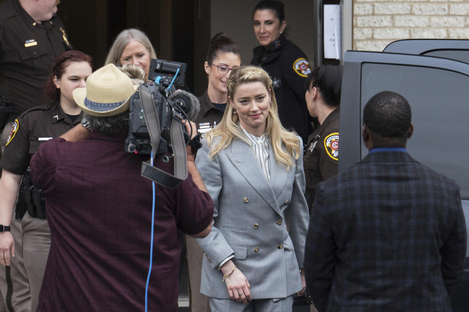 La actriz Amber Heard sale del Tribunal del Condado de Fairfax el viernes 27 de mayo de 2022 en Fairfax, Virginia. El jurado terminó el segundo día de deliberaciones el 31 de mayo de 2022 sin llegar a un veredicto en el juicio de la demanda por difamación interpuesta por Depp contra su exesposa Amber Heard. (Foto AP/Craig Hudson)