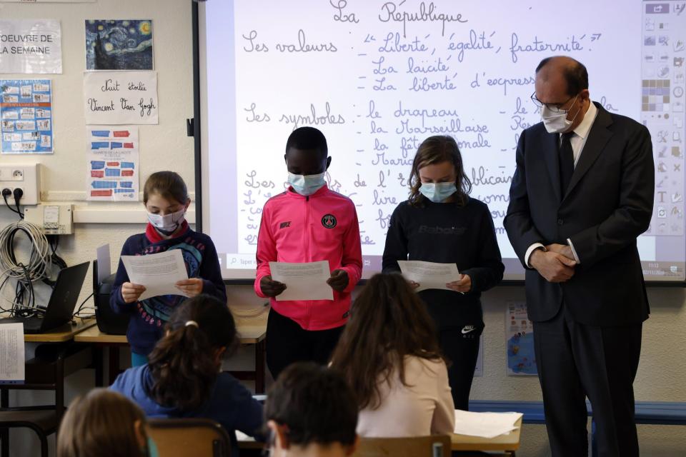 Le premier ministre Jean Castex a rendu hommage ce lundi au professeur assassiné Samuel Paty avec des élèves de CM2 du collège du Bois d'Aulne, à Conflans-Sainte-Honorine (Yvelines). - Thomas Coex - AFP