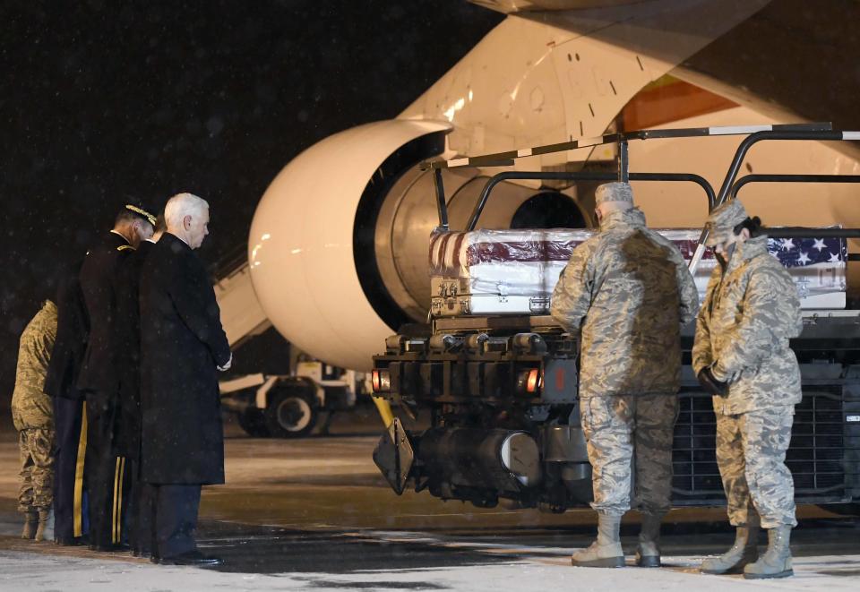 <p>US-Vizepräsident Mike Pence betet auf der Dover Air Force Base im US-Bundesstaat Delaware vor dem Sarg des Hauptfeldwebels Mihail Golin. Golin war am 1. Januar 2018 in der Nangarhar-Provinz in Afghanistan während eines Beschusses ums Leben gekommen. (Bild: AP Photo/Steve Ruark) </p>