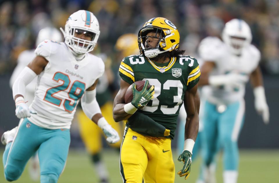 Green Bay Packers' Aaron Jones breaks away for a 67-yard run during the first half of an NFL football game against the Miami Dolphins Sunday, Nov. 11, 2018, in Green Bay, Wis. (AP Photo/Matt Ludtke)