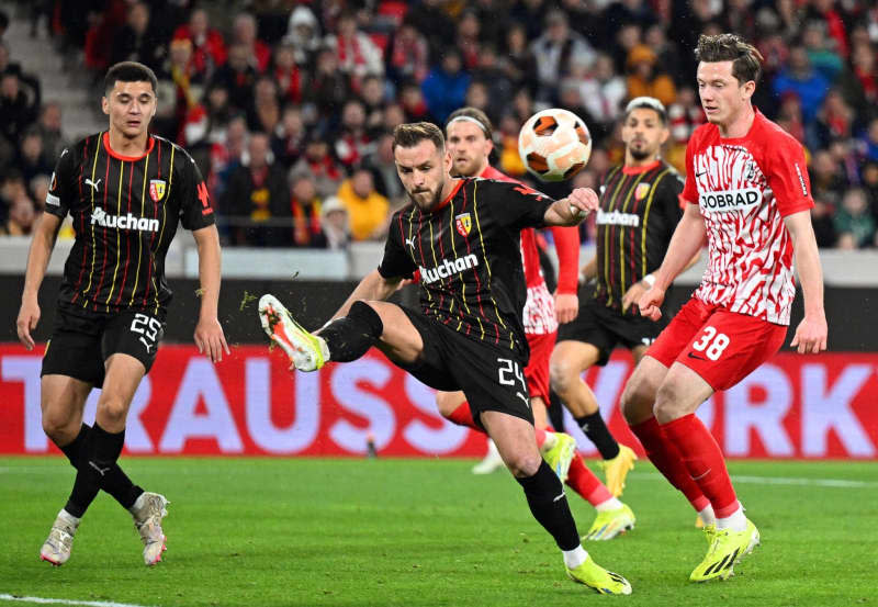 Freiburg's Michael Gregoritsch (R) and Lens' Abdukodir Khusanov (L) and Jonathan Gradit battle for the ball during the UEFA Europa League soccer match between SC Freiburg and RC Lens at Europa-Park Stadium. Harry Langer/dpa