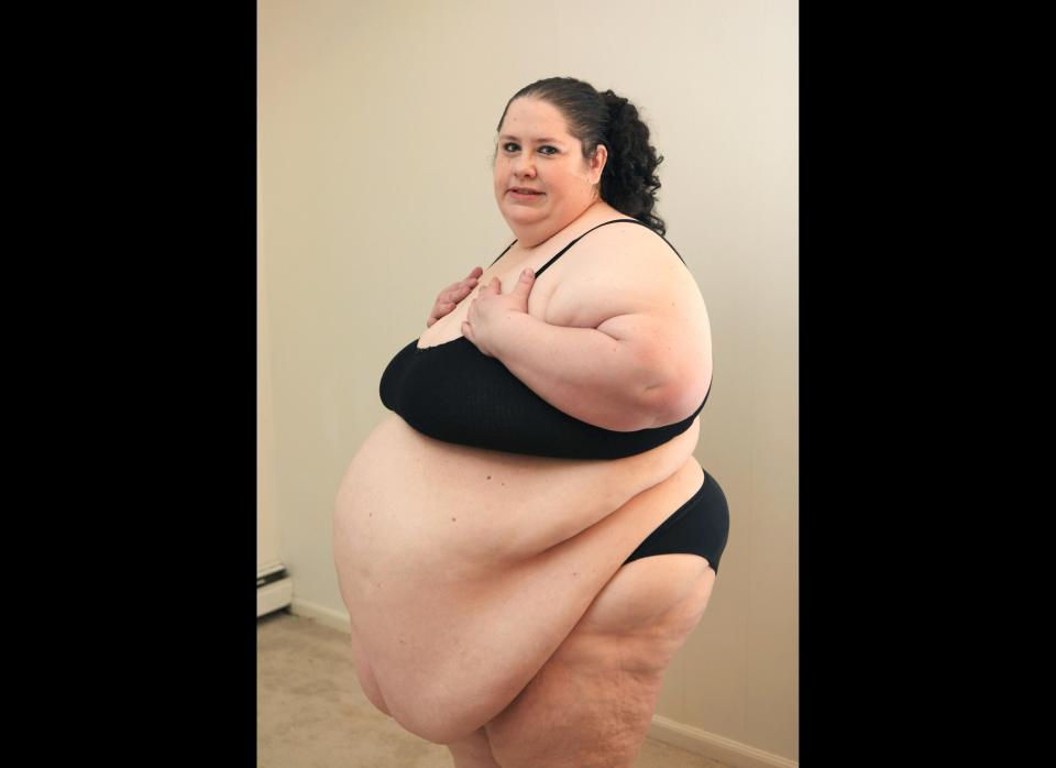  Donna Simpson, of Akron, Ohio, holds the Guinness record for heaviest woman ever to bear children. She won the title by weighing a whopping 532 pounds when she gave birth to her daughter, Jacqueline, in February 2007 -- an event that required 30 doctors.