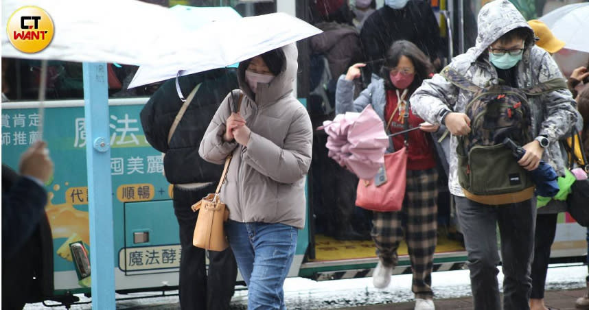 鋒面接近，氣象署對11縣市發布大雨特報、豪雨特報。（圖／黃鵬杰攝）