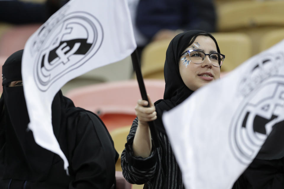 Aficionadas en las tribunas agitan banderas del Real Madrid previo al partido de la Supercopa española entre el Real Madrid y el Valencia en Yeda, Arabia Saudita, el miércoles 8 de enero de 2020. (AP Fto/Hassan Ammar)