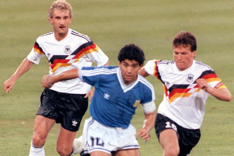 Lothar Matthäus persigue a Maradona durante la final de Italia 90; detrás, los observa Völler