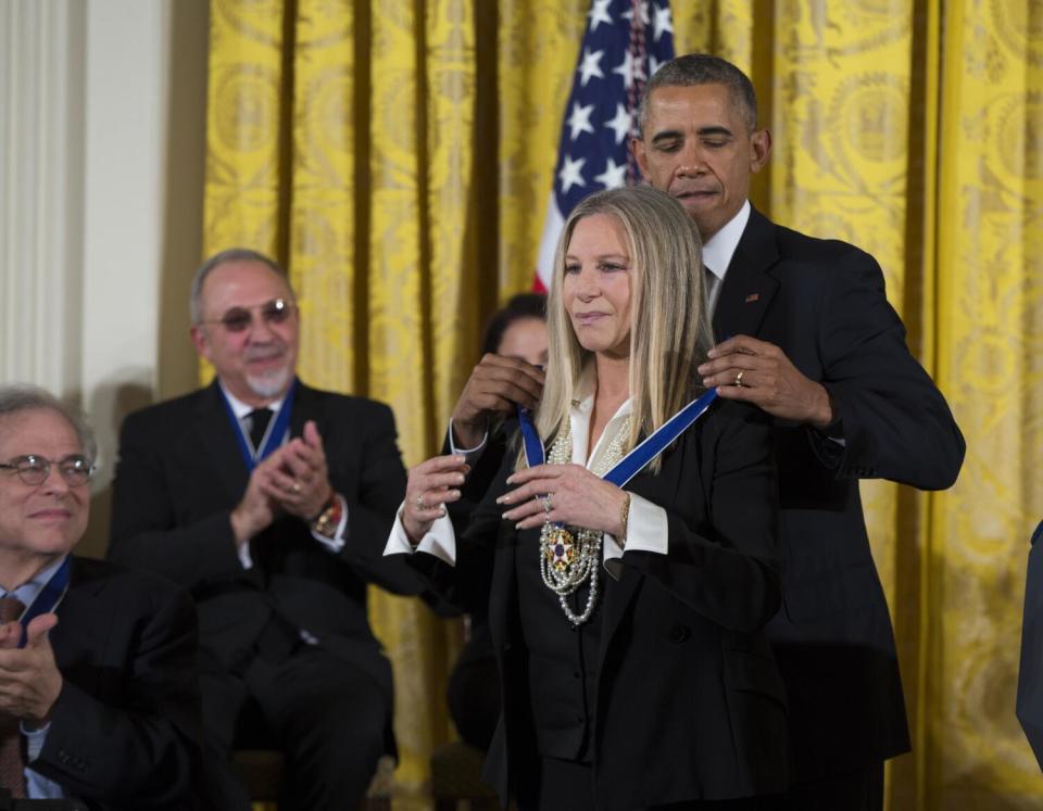 El presidente Barack Obama, a la derecha, entrega la Medalla Presidencial