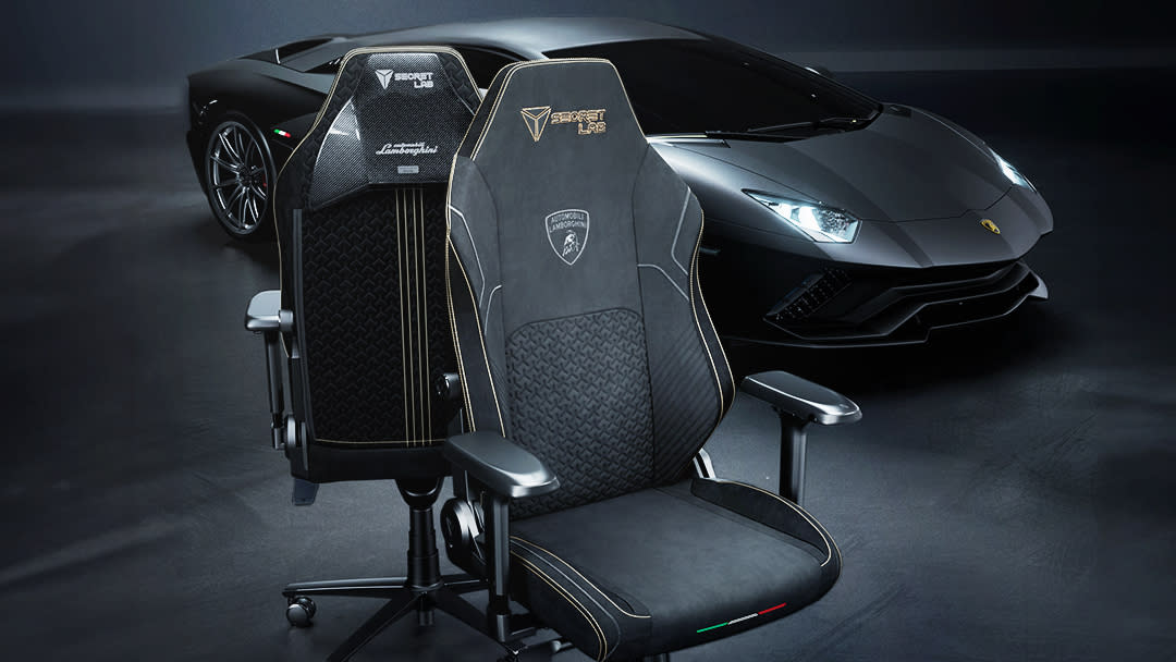  The Secretlab for Automobili Lamborghini Pinnacle Edition infront of a Lamborghini 