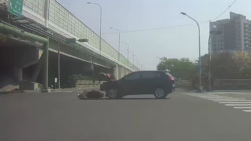 高雄昨天發生一起驚悚車禍，63歲曾姓男騎士被闖紅燈汽車撞飛（圖／翻攝自臉書社團「左營楠梓人」）