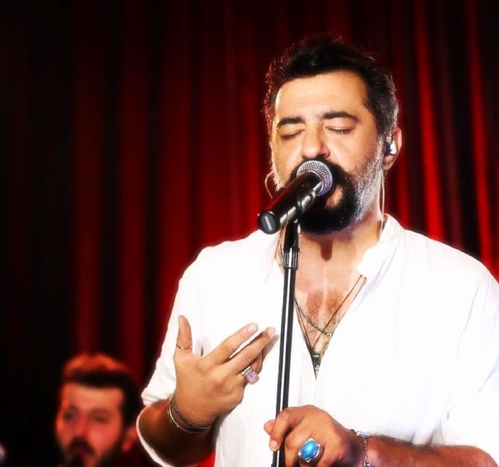 No solo actúa, sino que Celil Nalçakan es un gran cantante que logra emocionar con su voz