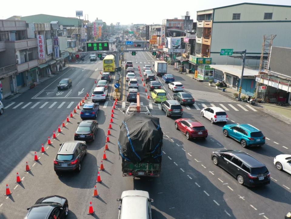 端午節3天連續假期，預估將有大量車流湧入屏鵝公路，屏東縣警局在易塞車重點路段實施調撥車道措施。（圖：屏東縣警局提供）