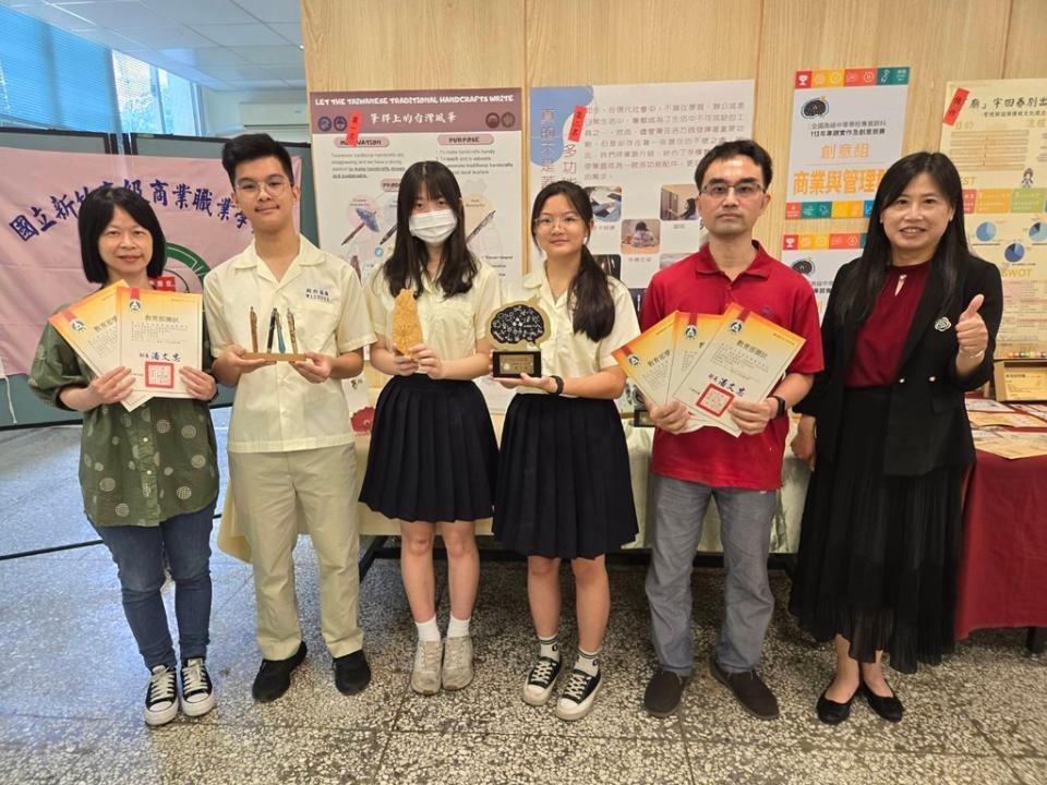 《圖說》新竹高商商管群資料處理科二年級許家瑄、林孟禾、陳昌皓3位同學，作品「筆桿上的台灣風華」勇奪外語群創意組全國第一名。（記者方健龍攝）
