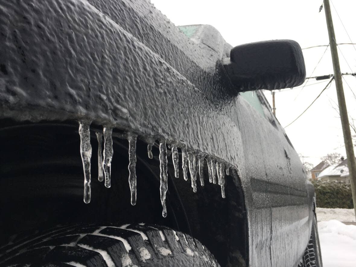 The temperature in Pembroke, Ont., is expected to reach 11 C on Saturday before plunging as low as –14 C that night. (Christian Milette/Radio-Canada - image credit)