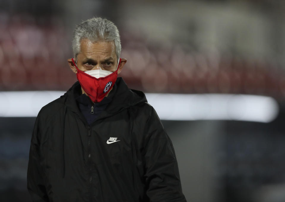 ARCHIVO.- Foto del 13 de diciembre del 2020 Reinaldo Rueda, el técnico colombiano de la selección de Chile, durante el primer tiempo del partido contra Perú por las eliminatorias del Mundial en Santiago de Chile. El viernes 1 de enero del 2021 el técnico Reinaldo Rueda afirma aún no ha definido con la Federación Colombiana de fútbol si asume la dirección de la selección nacional en reemplazo del portugués Carlos Queiroz (Iván Alvarado, Pool vía AP)