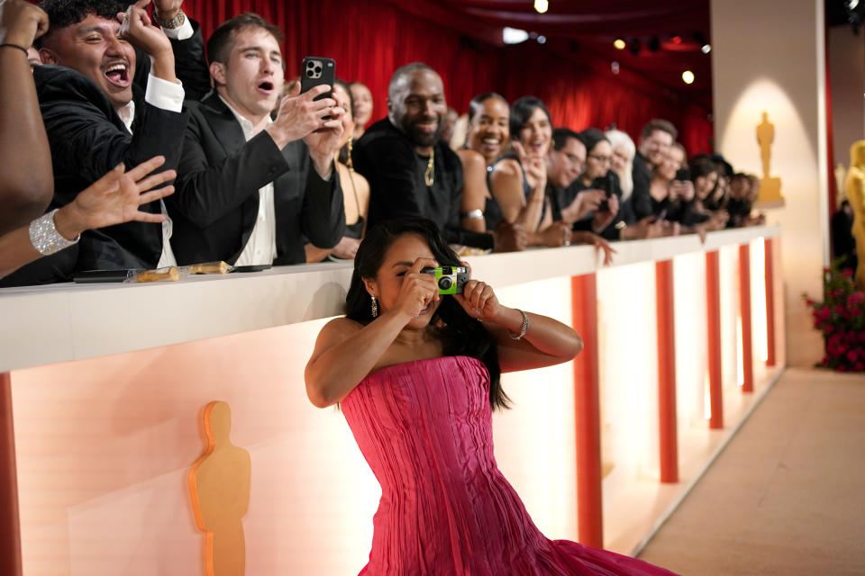 Stephanie Hsu llega a los Oscar el domingo 12 de marzo de 2023 en el Teatro Dolby en Los Angeles. (Foto AP/John Locher)