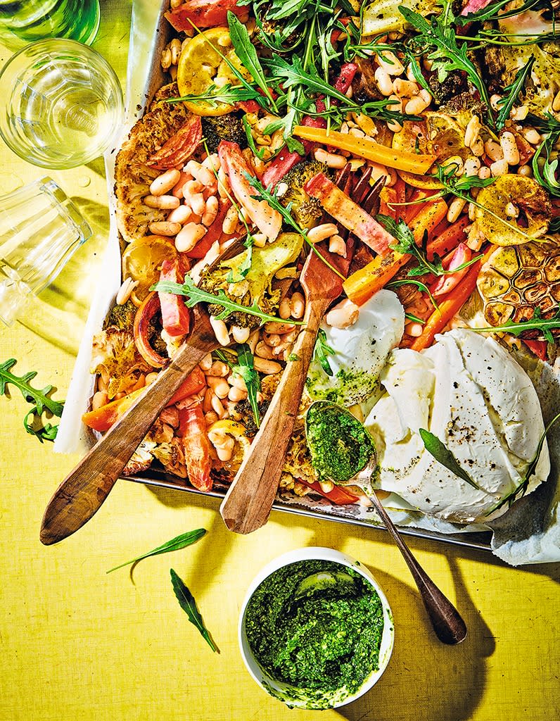 Salade tiède de légumes rôtis au four, pesto et mozzarella