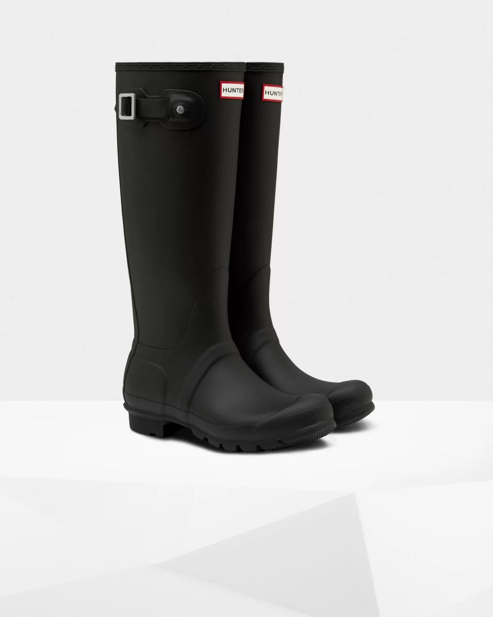<p><strong>Hunter</strong></p><p>hunterboots.com</p><p><strong>$160.00</strong></p><p><a href="https://go.redirectingat.com?id=74968X1596630&url=https%3A%2F%2Fwww.hunterboots.com%2Fus%2Fen_us%2Fwomens-rain-boots%2Fwomens-original-tall-rain-boots%2Fblack%2F283&sref=https%3A%2F%2Fwww.womenshealthmag.com%2Flife%2Fg38426953%2Fmeghan-markle-gifts%2F" rel="nofollow noopener" target="_blank" data-ylk="slk:Shop Now" class="link ">Shop Now</a></p><p>If they don't have a pair of Hunter rain boots, you've gotta change that ASAP. These black ones are a fave of Meg's! </p>