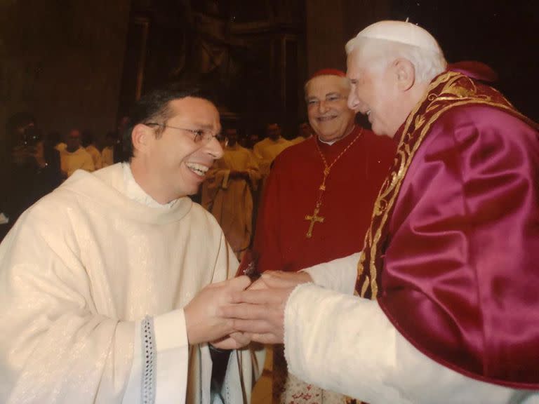 Mariano Fazio junto a Benedicto XVI