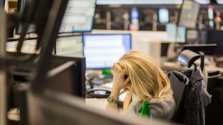 Eine Händlerin sitzt im Handelssaal der Börse an ihren Monitoren. Foto: dpa