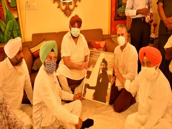 Punjab Chief Minister Captain Amarinder Singh with the family members of Milkha Singh 