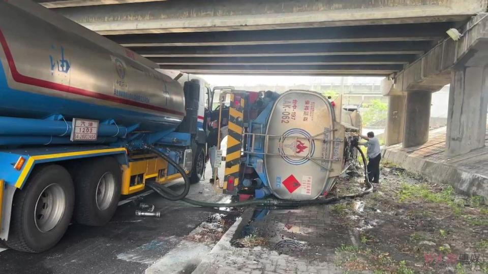 警方指出，劉姓駕駛今天清晨駕駛中油公司油罐車，下交流道匝道往彰化市區方向左轉時，疑因車速過快轉彎造成車輛翻覆路肩，車輛裝載的柴油因此洩漏，翻覆油罐車原載1萬8千公升柴油，翻覆時外洩柴油，後通知中油公司派遣其他油罐車到場，將車內剩餘柴油抽取出來，以便移動翻覆車輛暢。