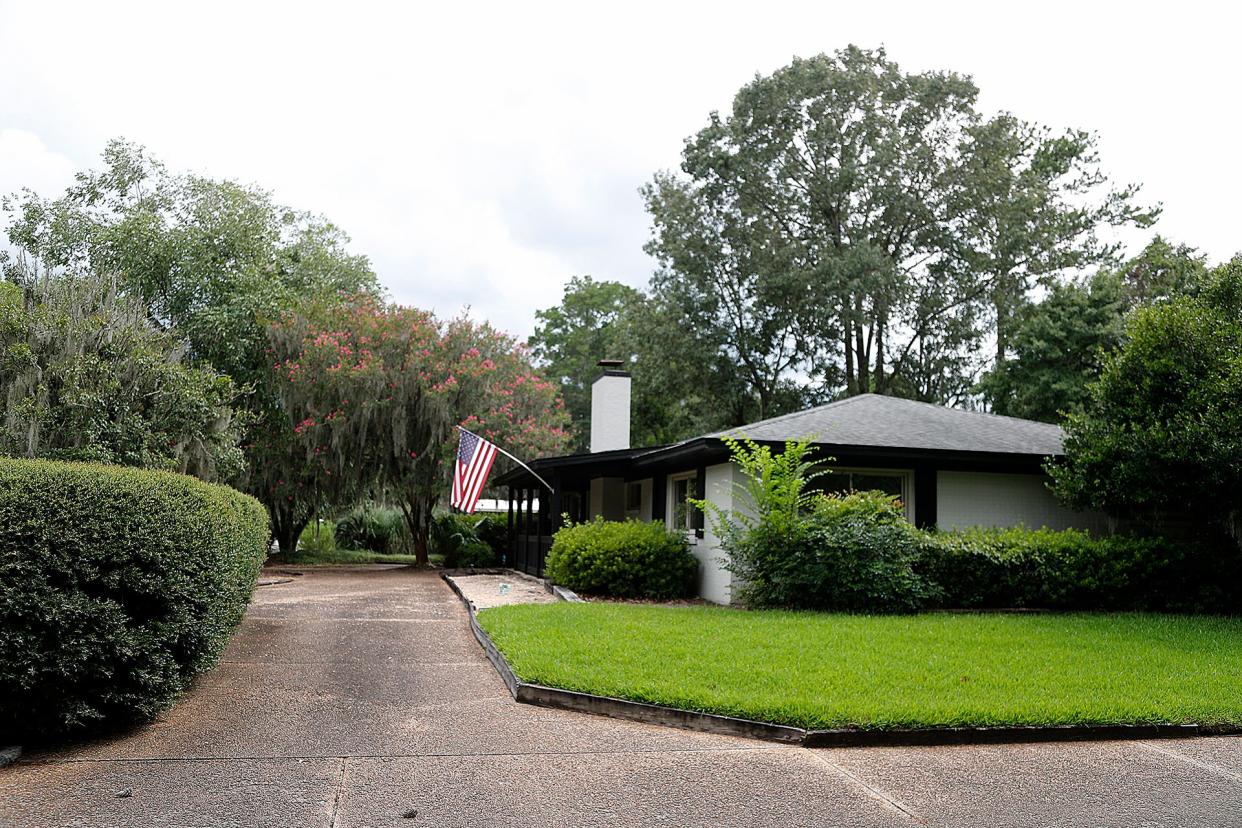Magnolia Park includes a variety of mid-20th century-style houses, including ranch, split-level houses, two-story houses, and a few American Small Houses.