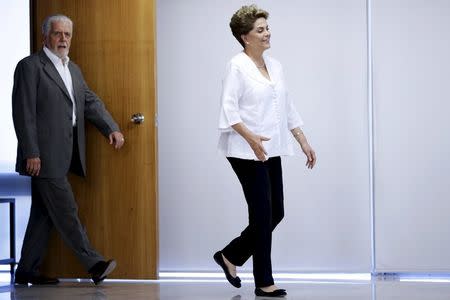 Brazil's President Dilma Rousseff accompanied by Brazil's Chief of Staff Jaques Wagner arrives for a ceremony signing of federal land transfer agreement for the government of the state of Amapa at Planalto Palace in Brasilia, Brazil April 15, 2016. REUTERS/Ueslei Marcelino