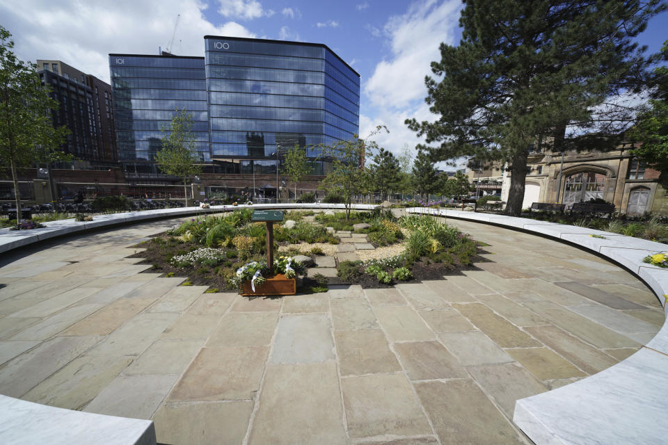 El monumento Glade of Light recién inaugurado afuera de la Catedral de Manchester, en memoria de las víctimas de un ataque suicida en un concierto de 2017 de Ariana Grande, el martes 10 de mayo de 2022 en Manchester, Inglaterra. (Foto AP/Jon Super)