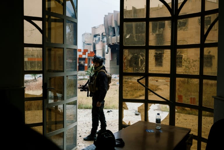 A member of the Iraqi special forces' Counter-Terrorism Service stands guard next to a damaged building at Mosul's university on January 15, 2017