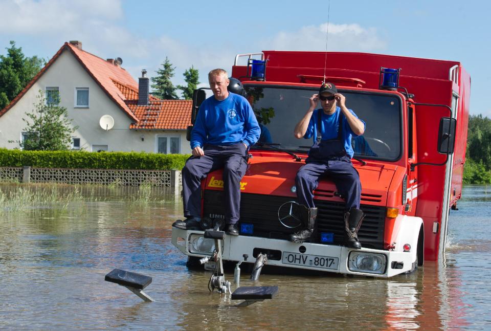 Bomberos avanzando entre las aguas del río Elba en Kabelitz (este de Alemania), este 10 de junio de 2013.