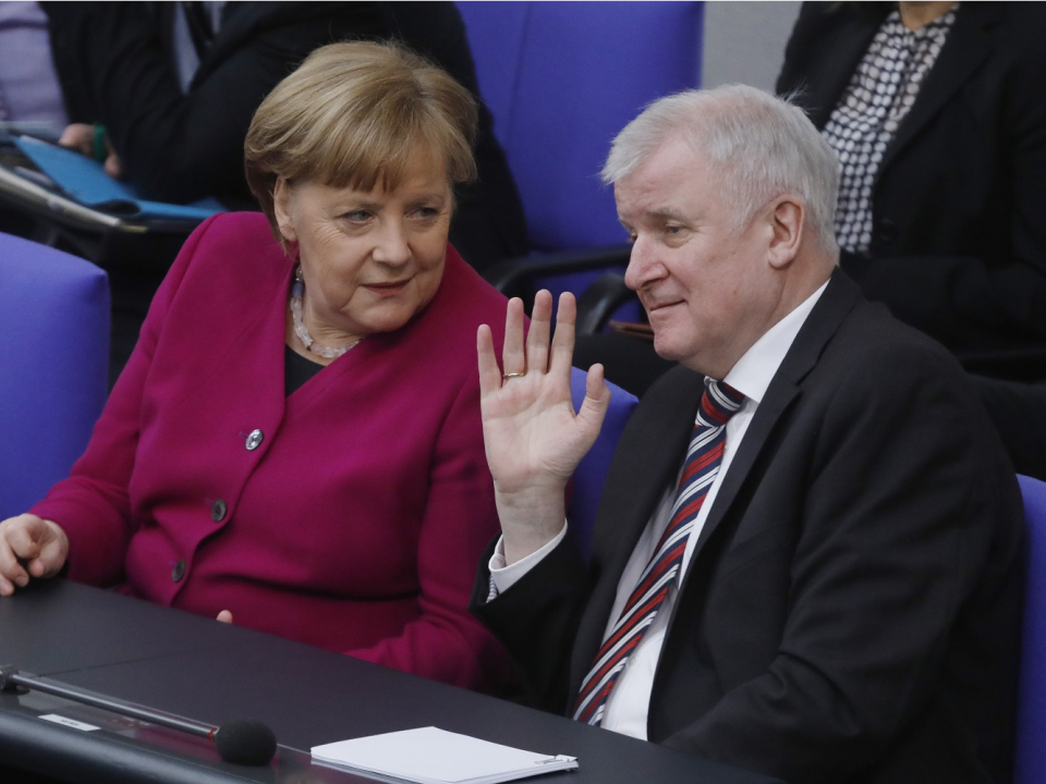 CSU-Chef Horst Seehofer (rechts) im Gespräch mit Kanzlerin Merkel.