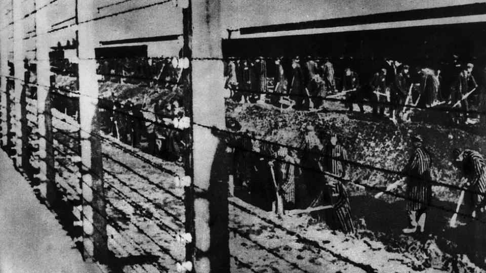 Presos en Auschwitz excavando un dique cerca de una cerca. Auschwitz, años 1940