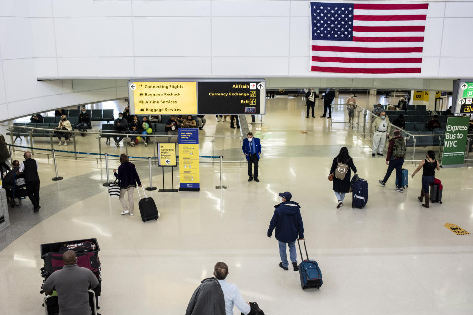 Unos viajeros salen de la zona de llegadas internacionales del Aeropuerto Internacional de Newark en Newark, Nueva Jersey, el 8 de noviembre de 2021. (Bryan Anselm/The New York Times).