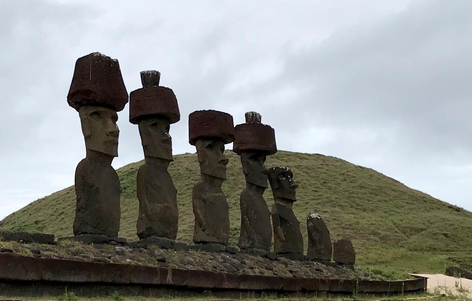 Fotografía del 27 de octubre de 2018, del Ahu Nau Nau, ubicado en la paradisíaca playa de Anakena, al noreste de la Isla de Pascua (Chile). EFE/Rubén Figueroa