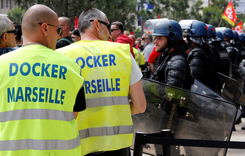 A Marseille. Les syndicats engagés dans une épreuve de force avec le gouvernement, contre le projet de loi Travail, ont orchestré jeudi une huitième journée de mobilisation dans un climat de crispation. Chaque camp accuse l'autre de radicalisation. /Photo prise le 26 mai 2016/REUTERS/Jean-Paul Pélissier