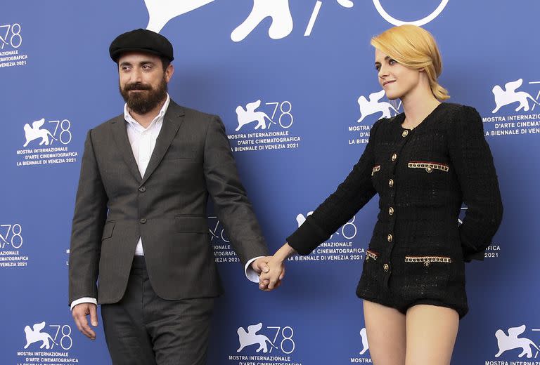 El director Pablo Larraín y la actriz Kristen Stewart posan para la prensa con motivo del estreno de "Spencer" en el Festival de Cine de Venecia, el viernes 3 de septiembre de 2021 en Venecia, Italia. (Foto por Joel C Ryan/Invision/AP)