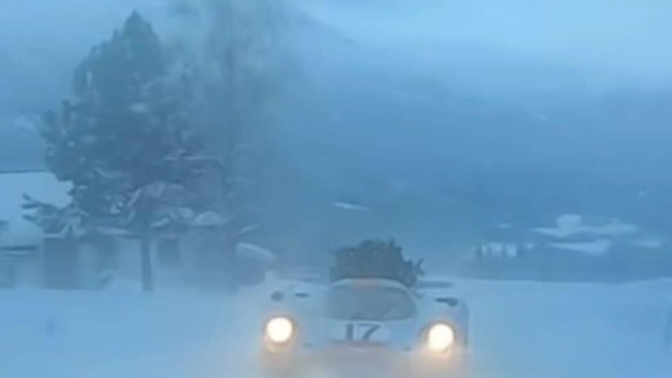 porsche 917k replica snow drifting with a christmas tree