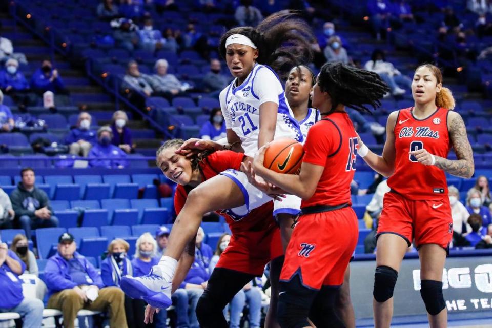 Kentucky’s Nyah Leveretter (21) tried to grab a rebound against Mississippi’s Angel Baker (15) during Sunday’s game.